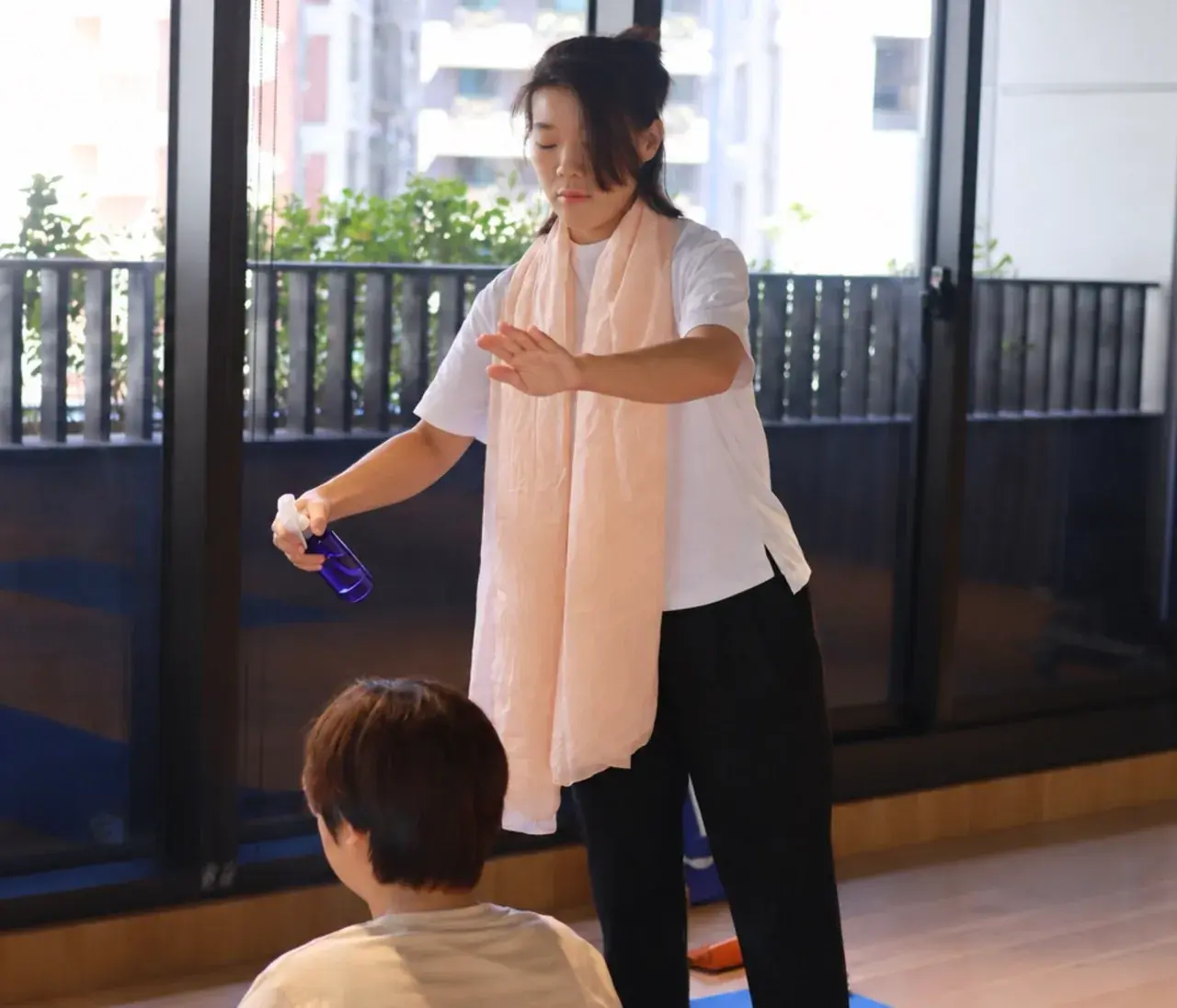 能量管理服務現場:療癒師為個案進行能量清理